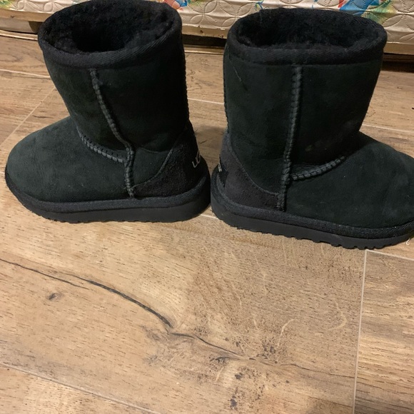 UGG Kids Classic Short Boots - Picture 3 of 7